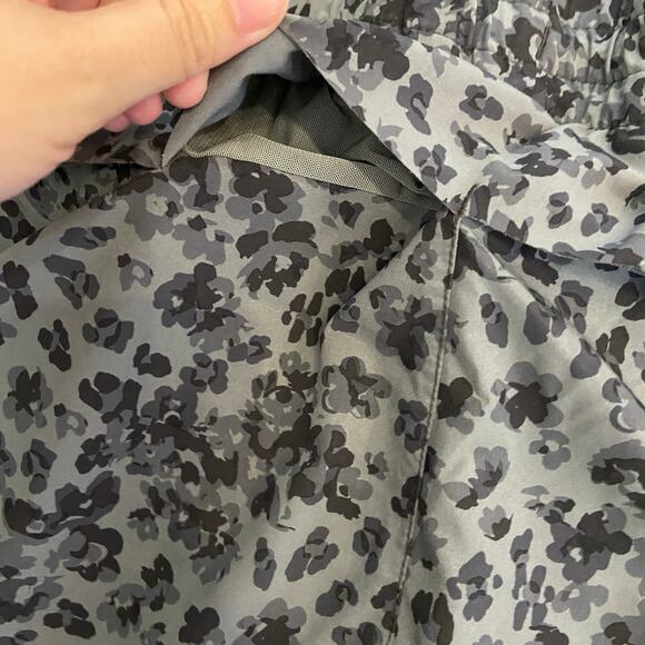 Athleta Women's Size 2X Gray Leopard Printed Mesh Racer Run 4" Athletic Short - Picture 8 of 9